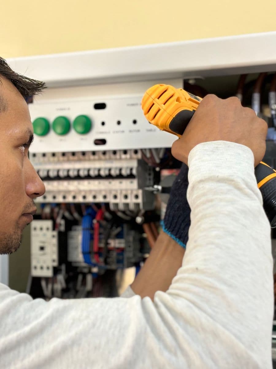 Electricista trabajando en un panel eléctrico